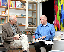 Der Autor Viktor Arnar Ingólfsson und der deutsche Vorleser Jo Jung bei der Lesung Der Autor Viktor Arnar Ingólfsson und der deutsche Vorleser Jo Jung bei der Lesung